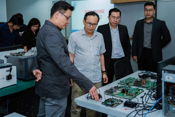 A delegation from Coherent Vietnam visited